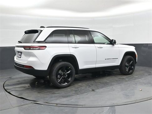 New 2025 Jeep Grand Cherokee Altitude image 3
