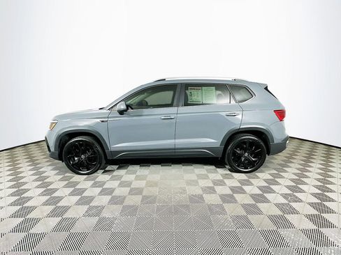 Used 2024 Volkswagen Taos SE w/ Panoramic Sunroof Package FWD image 6