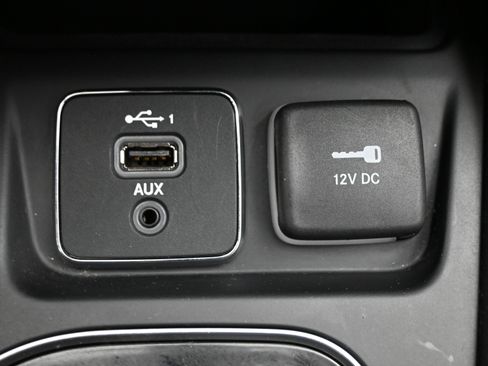 Used 2020 Jeep Cherokee Latitude Plus FWD image 19