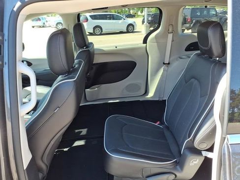 Used 2023 Chrysler Pacifica Limited AWD/4WD image 6