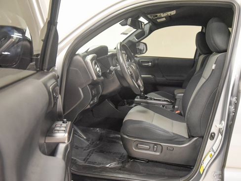 Used 2021 Toyota Tacoma TRD Off-Road image 2