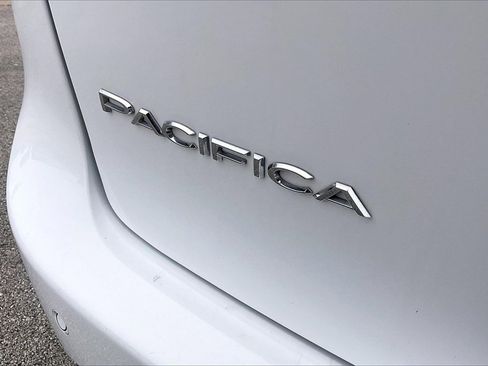 Used 2024 Chrysler Pacifica Touring-L image 10