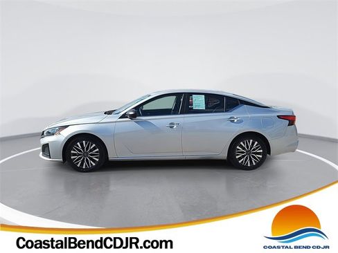 Used 2024 Nissan Altima 2.5 SV image 1