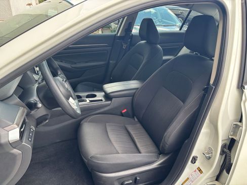 Used 2025 Nissan Altima 2.5 SV FWD image 37