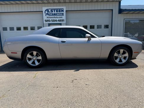 Used 2015 Dodge Challenger SXT w/ Driver Convenience Group RWD image 2