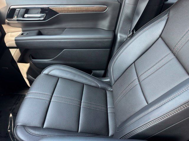 Used 2025 Chevrolet Suburban High Country AWD/4WD image 24