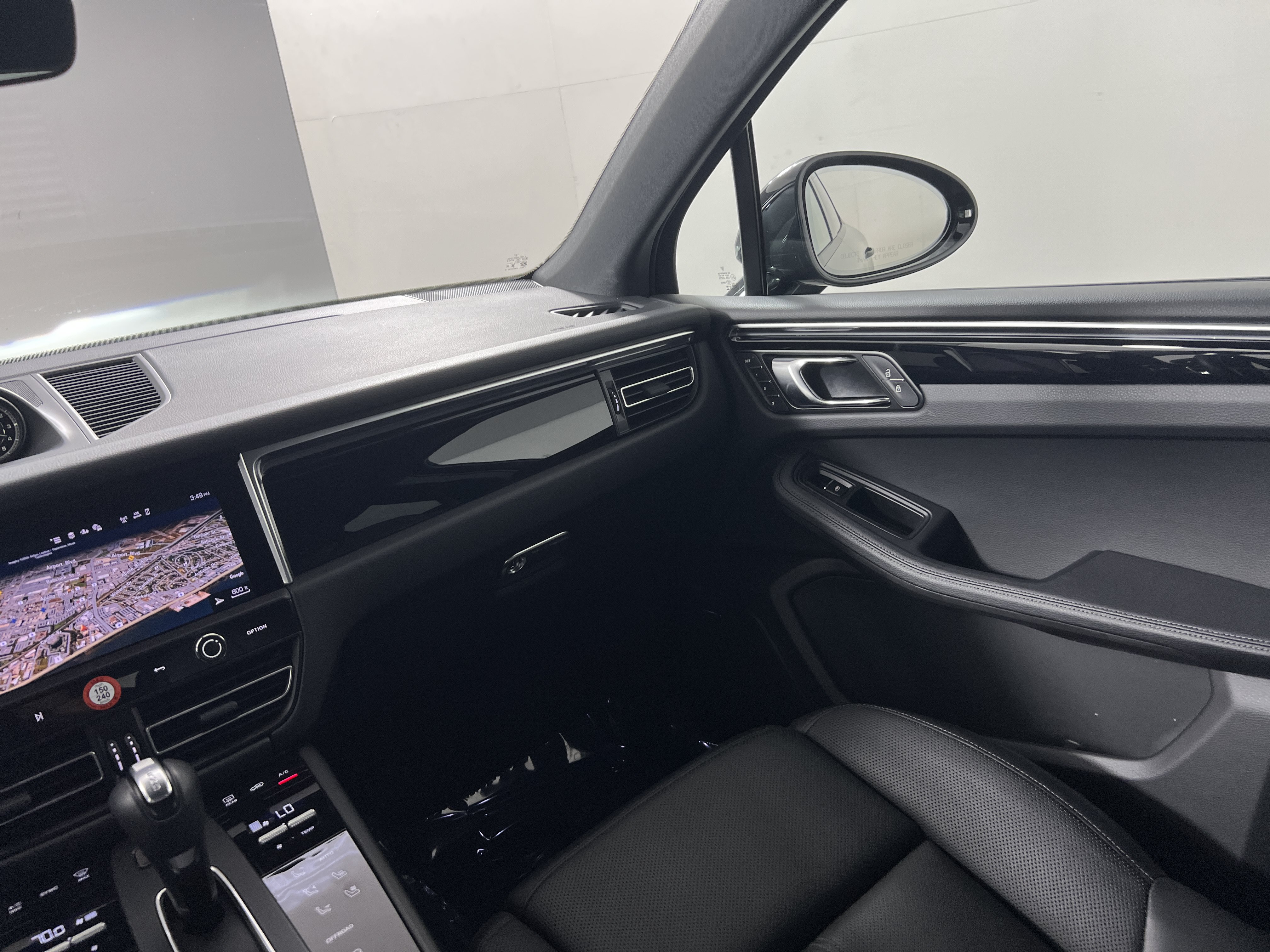 Certified 2026 Porsche Macan AWD/4WD image 14