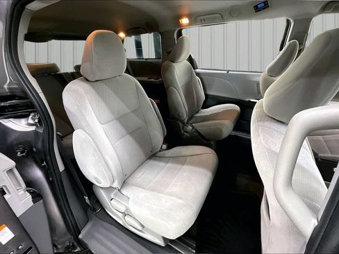 Used 2020 Toyota Sienna LE w/ LE Preferred Package AWD/4WD image 27