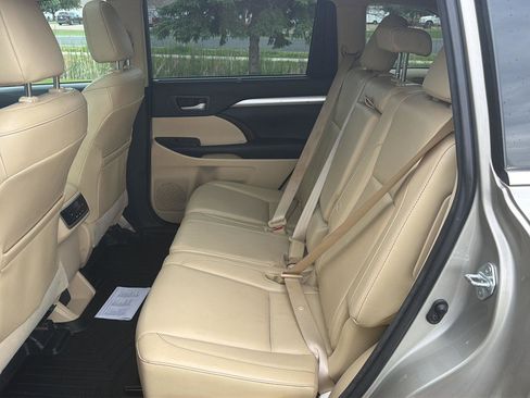 Used 2015 Toyota Highlander XLE AWD/4WD image 19