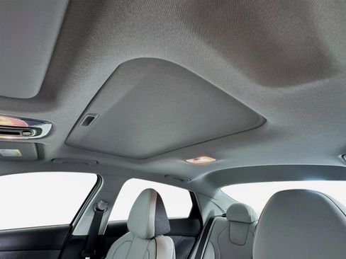 Certified 2025 Hyundai Elantra Limited image 14