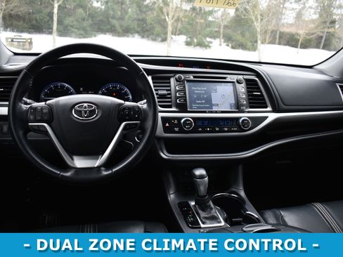 Used 2017 Toyota Highlander SE image 11