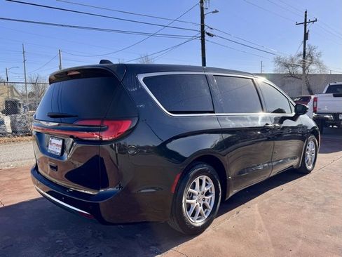 Used 2023 Chrysler Pacifica Touring-L image 5