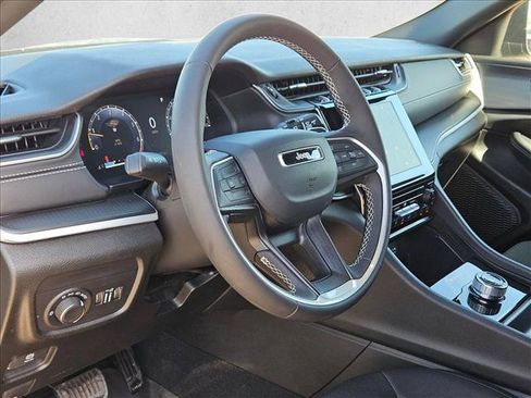 Used 2025 Jeep Grand Cherokee L Laredo RWD image 10