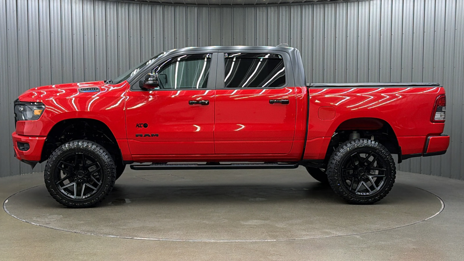 Used 2024 RAM 1500 4x4 Crew Cab image 2