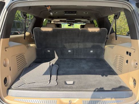 Used 2019 Cadillac Escalade ESV Platinum AWD/4WD image 16