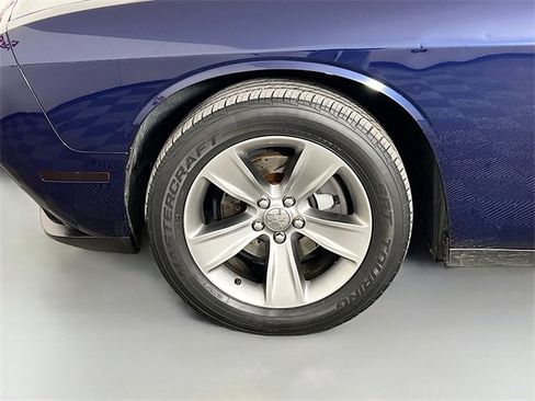 Used 2016 Dodge Challenger SXT image 8