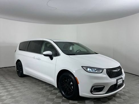 Used 2023 Chrysler Pacifica Touring-L FWD image 3