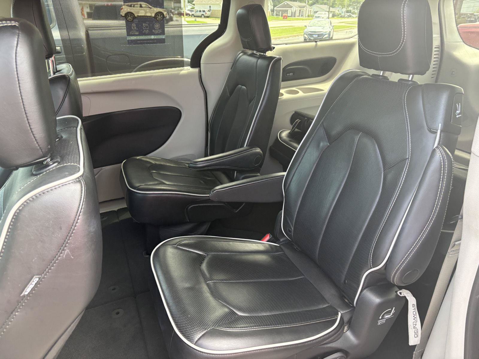 Used 2023 Chrysler Pacifica Limited FWD image 18
