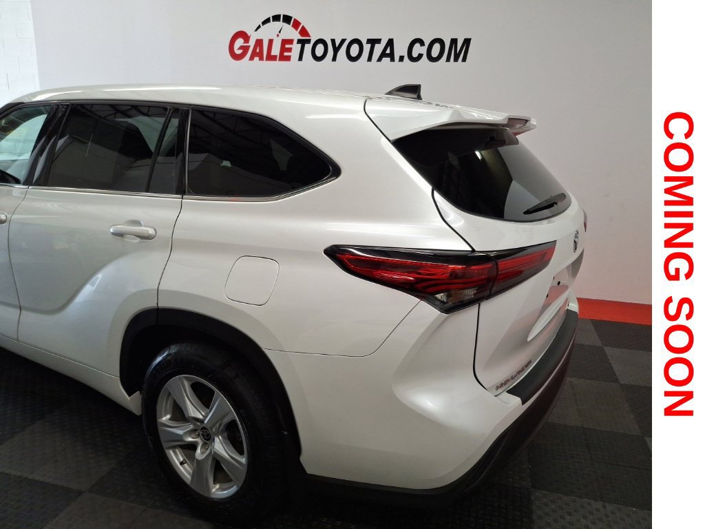 Used 2022 Toyota Highlander LE AWD/4WD image 9