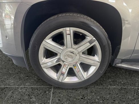 Used 2018 Cadillac Escalade Luxury AWD/4WD image 27