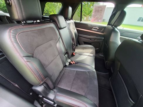 Used 2018 Ford Explorer XLT w/ Equipment Group 202A AWD/4WD image 18