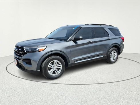 Used 2022 Ford Explorer XLT image 2