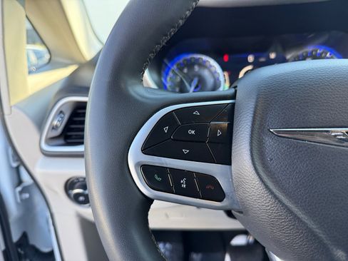 Used 2023 Chrysler Pacifica Touring-L image 19