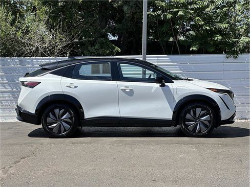 Used 2023 Nissan Ariya AWD image 9
