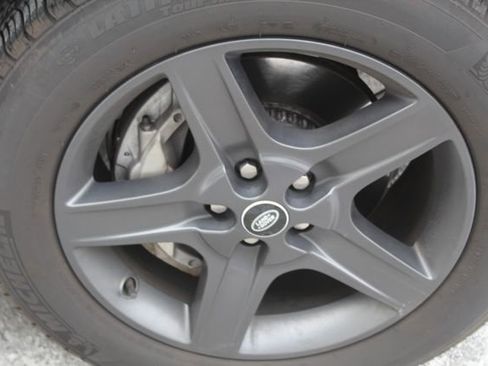 Used 2023 Land Rover Defender 90 X-Dynamic SE image 9