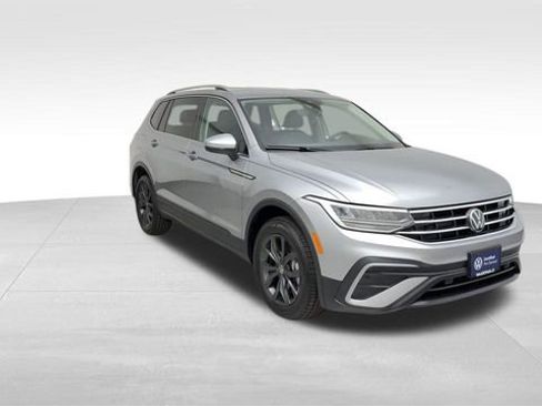 Certified 2024 Volkswagen Tiguan SE image 9