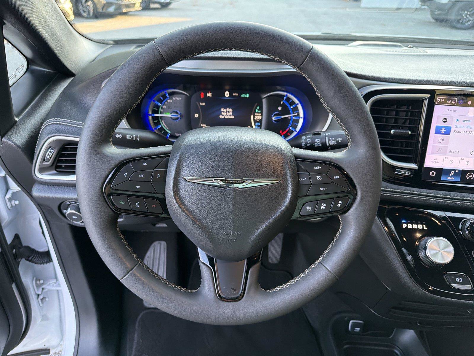 Used 2024 Chrysler Pacifica Limited FWD image 23