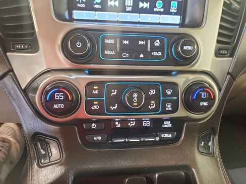 Used 2019 Chevrolet Suburban LT w/ Luxury Package image 18