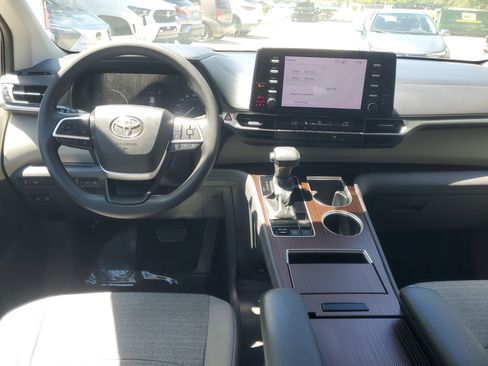 Used 2021 Toyota Sienna LE w/ LE Plus Package FWD image 10