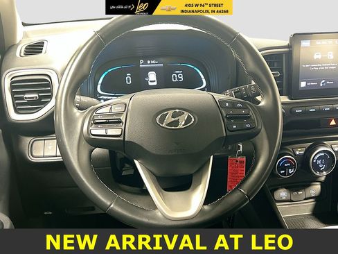 Used 2023 Hyundai Venue SEL image 11