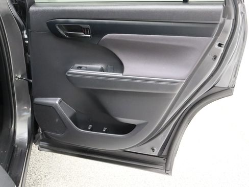 Used 2025 Toyota Highlander LE image 35