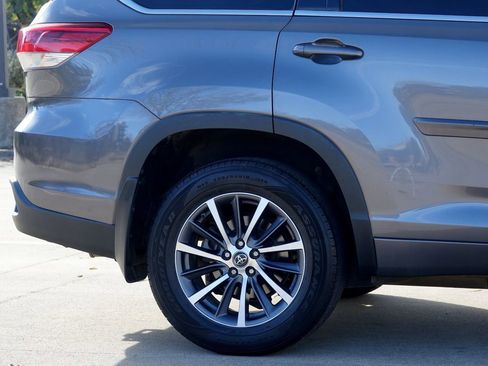 Used 2018 Toyota Highlander XLE image 28