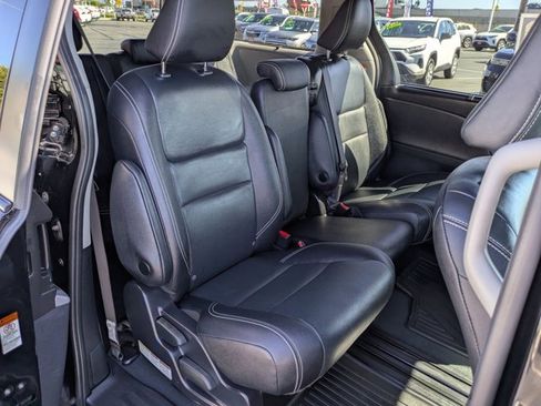 Used 2020 Toyota Sienna SE w/ Carpet Mat Package image 7