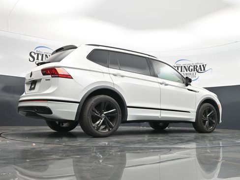 Used 2023 Volkswagen Tiguan SE R-Line AWD/4WD image 32