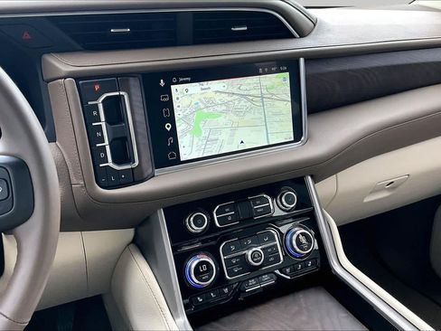Used 2023 GMC Yukon Denali AWD/4WD image 7
