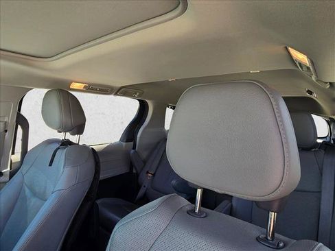 Used 2023 Toyota Sienna Limited FWD image 12