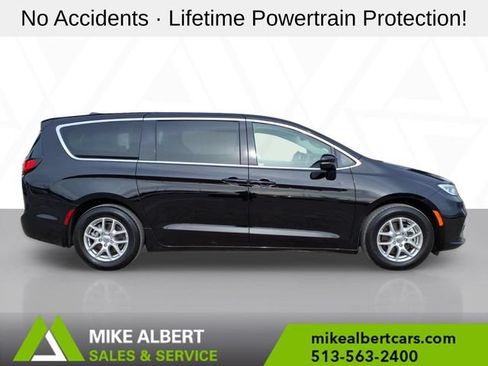 Used 2024 Chrysler Pacifica Touring-L FWD image 8