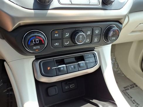 Used 2023 GMC Acadia Denali w/ Denali Technology Package AWD/4WD image 33