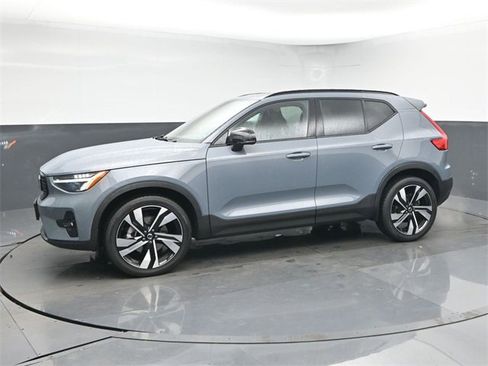 Used 2023 Volvo XC40 B5 Plus w/ Protection Package Premier image 4