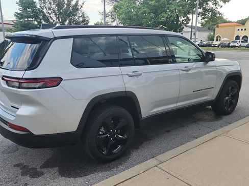 Used 2025 Jeep Grand Cherokee L Limited w/ Black Appearance Package AWD/4WD image 15