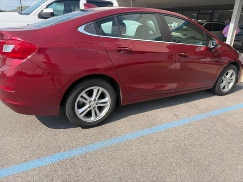 Used 2017 Chevrolet Cruze LT w/ Sun And Sound Package FWD image 4