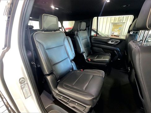 Used 2022 Chevrolet Suburban Premier image 18