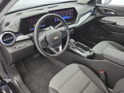 Used 2025 Chevrolet Trax LT w/ LT Convenience Package FWD image 19