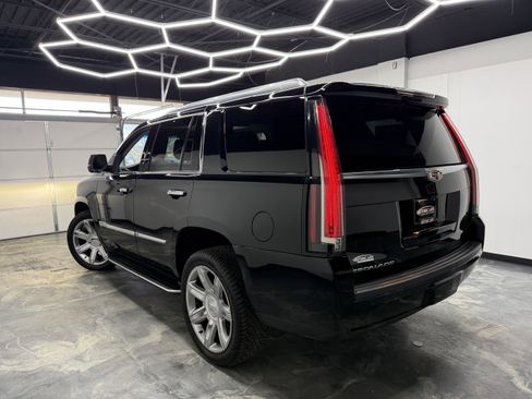 Used 2019 Cadillac Escalade Luxury image 3