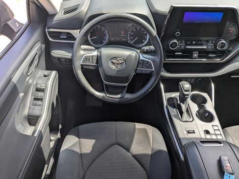 Used 2023 Toyota Highlander L image 19