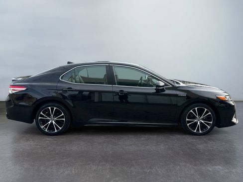 Used 2020 Toyota Camry SE w/ Sunroof Package image 4